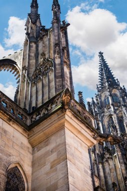 Prag, Çek Cumhuriyeti, 14 Mayıs 2024: Çek Cumhuriyeti 'nin Prag kentindeki St. Vitus Katedrali' nin dış duvarlarında Stucco dekorasyonları ve heykelleri