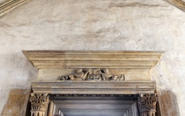 Prag, Çek Cumhuriyeti, 14 Mayıs 2024: Prag 'da, Çek Cumhuriyeti' nde, Prag Kraliyet Sarayı 'nın yan odasında taç takan aslanları pencerenin üzerinde tasvir eden dekoratif bas rahatlama