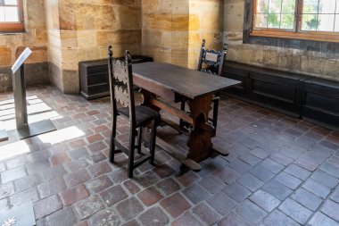 Prag, Çek Cumhuriyeti, 14 Mayıs 2024: Çek Cumhuriyeti Prag 'daki Eski Kraliyet Sarayı' nda antik ahşap oymalı mobilya ofisi