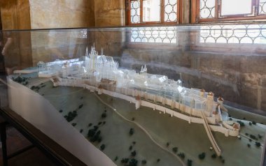Prag, Çek Cumhuriyeti, 14 Mayıs 2024: Prag Cumhuriyeti 'nin Prag kentindeki Eski Kraliyet Sarayı' nda pleksiglastan yapılmış Prag Kalesi Modeli