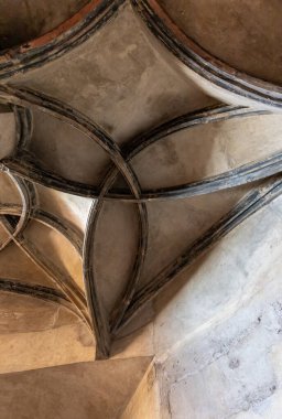 Prag, Çek Cumhuriyeti, 14 Mayıs 2024: Prag 'daki Eski Kraliyet Sarayı' nın yan odasında dekoratif tavan