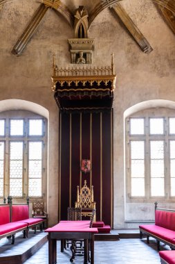 Prag, Çek Cumhuriyeti, 14 Mayıs 2024: Çek Cumhuriyeti Prag 'daki Eski Kraliyet Sarayı' nın taht odasındaki kraliyet tahtı