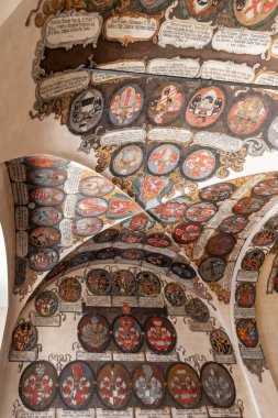 Prag, Çek Cumhuriyeti, 14 Mayıs 2024: Çek Cumhuriyeti 'nin Prag kentindeki Eski Kraliyet Sarayı' nın üst katındaki cephanelik odasında ve tavanda kraliyet armaları boyanmıştır.