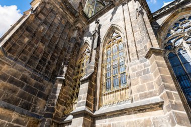 Prag, Çek Cumhuriyeti, 14 Mayıs 2024: Çek Cumhuriyeti 'nin Prag kentindeki St. Vitus Katedrali' nin sıva ve büyük pencereleriyle üst cephe süslendi