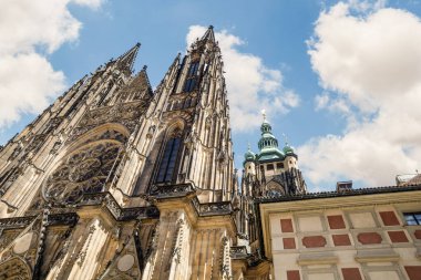 Prag, Çek Cumhuriyeti, 14 Mayıs 2024: Yüksek cephe, Prag 'daki Aziz Vitus Katedrali' nin sıva ve büyük pencereleriyle süslendi