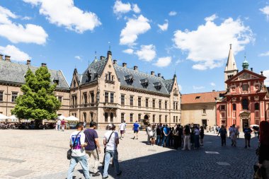 Prag, Çek Cumhuriyeti, 14 Mayıs 2024: Prag 'daki Prag Kalesi' ni ziyaret eden turistler sayısı