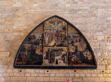 Prag, Çek Cumhuriyeti, 14 Mayıs 2024: Çek Cumhuriyeti Prag Kalesi 'ndeki Aziz Georges Bazilikası' nın duvarına dini resimler asıldı