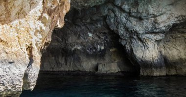 Malta 'daki Akdeniz' deki Mavi Mağara 'nın doğal mucizesinin içinde.
