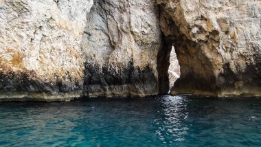 Mavi Grotto 'nun eşsiz güzelliği Malta' da Akdeniz 'de doğal harikalar yaratır.