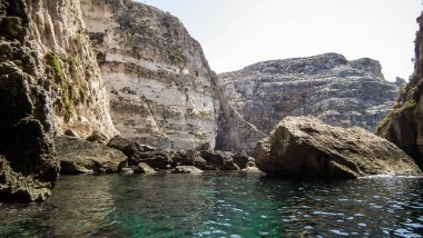 Mavi Grotto 'nun eşsiz güzelliği Malta' daki Akdeniz 'in doğal harikası.