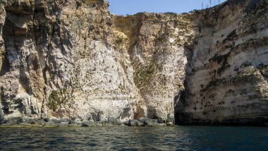 Mavi Grotto 'nun eşsiz güzelliği. Malta' daki Akdeniz 'de doğal harikalar.