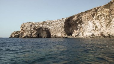 Mavi Grotto 'nun eşsiz güzelliği Malta' daki Akdeniz 'de doğal harikalar yaratıyor.