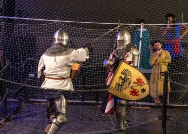 Petah Tikva, İsrail, 18 Nisan 2025: Ortaçağ şövalyeleri gibi giyinmiş dövüşçüler İsrail 'de Petah Tikva' da düzenlenen bahar şövalye festivalinde kılıçla yarışıyorlar