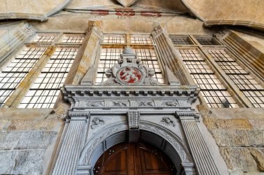 Prag, Çek Cumhuriyeti, 14 Mayıs 2024: Çek kraliyet arması Prag 'daki Eski Kraliyet Sarayı' nın ana salonunda