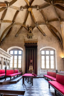 Prag, Çek Cumhuriyeti, 14 Mayıs 2024: Çek Cumhuriyeti Prag 'daki Eski Kraliyet Sarayı' nın taht odasındaki kraliyet tahtı