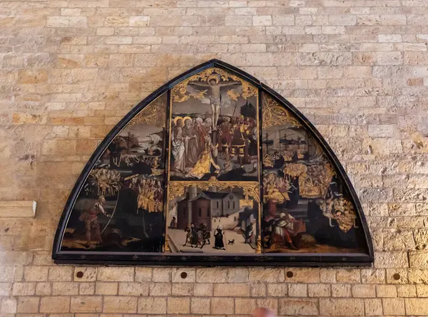 Prag, Çek Cumhuriyeti, 14 Mayıs 2024: Çek Cumhuriyeti Prag Kalesi 'ndeki Aziz Georges Bazilikası' nın duvarına dini resimler asıldı