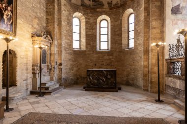 Prag, Çek Cumhuriyeti, 14 Mayıs 2024: Çek Cumhuriyeti Prag Şatosu 'ndaki Aziz Georges Bazilikası' nın ana salonunun içi