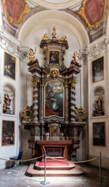 Prag, Çek Cumhuriyeti, 14 Mayıs 2024: Çek Cumhuriyeti Prag Şatosu 'ndaki Aziz Georges Bazilikası' nın topraklarında büyük dekoratif sunak