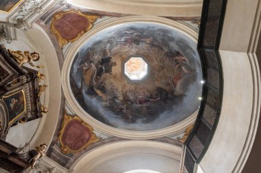 Prag, Çek Cumhuriyeti, 14 Mayıs 2024: Çek Cumhuriyeti Prag Kalesi 'ndeki Aziz Georges Bazilikası' nda dekore edilmiş tavan