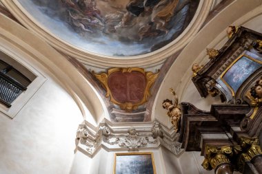 Prag, Çek Cumhuriyeti, 14 Mayıs 2024: Çek Cumhuriyeti Prag Şatosu 'ndaki Aziz Georges Bazilikasının ana salonunun dekorasyonları