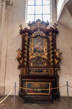 Prag, Çek Cumhuriyeti, 14 Mayıs 2024: Çek Cumhuriyeti Prag Şatosu 'ndaki Aziz Georges Bazilikası' nın topraklarında büyük dekoratif sunak