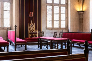 Prag, Çek Cumhuriyeti, 14 Mayıs 2024: Çek Cumhuriyeti Prag 'daki Eski Kraliyet Sarayı' nın taht odasındaki kraliyet tahtı