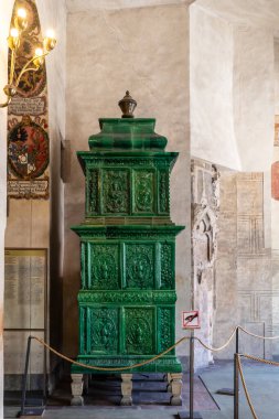 Prag, Çek Cumhuriyeti, 14 Mayıs 2024: Çek Cumhuriyeti Prag 'daki Eski Kraliyet Sarayı' nın üst katındaki cephanelik odasında yeşil taş dekoratif şömine