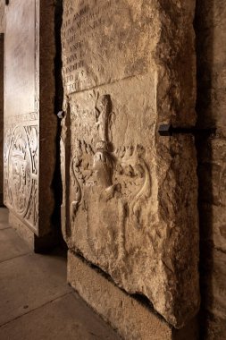 Prag, Çek Cumhuriyeti, 14 Mayıs 2024: Çek Cumhuriyeti Prag Şatosu Prag 'daki Aziz Georges Bazilikası topraklarında asalet taşları