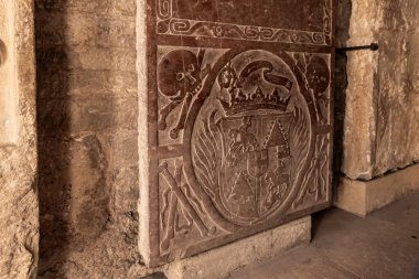 Prag, Çek Cumhuriyeti, 14 Mayıs 2024: Çek Cumhuriyeti Prag Şatosu 'ndaki Aziz Georges Bazilikası topraklarında asalet taşları