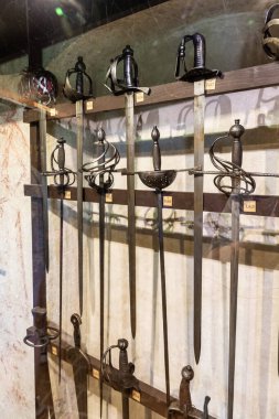 Prag, Çek Cumhuriyeti, 14 Mayıs 2024: Çek Cumhuriyeti 'nin Prag Kalesi' ndeki Altın Hat 'taki Silah Sergisi Savunma Koridorunda Ortaçağ Bıçaklama Silahları