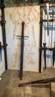 Prag, Çek Cumhuriyeti, 14 Mayıs 2024: Çek Cumhuriyeti 'nin Prag Şatosu' ndaki Altın Hat 'taki Ortaçağ Savunma Koridoru' nda Ortaçağ silahları sergilendi