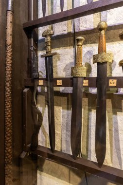 Prag, Çek Cumhuriyeti, 14 Mayıs 2024: Çek Cumhuriyeti 'ndeki Prag Şatosu' nda Altın Hat 'taki Ortaçağ kısa kılıçları sergisinde Savunma Koridoru