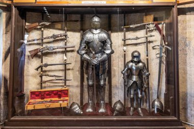 Prag, Çek Cumhuriyeti, 14 Mayıs 2024: Çek Cumhuriyeti 'nin Prag Şatosu' ndaki Altın Hat 'taki Silah Sergisi Savunma Koridorunda Ortaçağ zırhı ve silahları