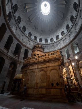 Kudüs, İsrail, 5 Ocak 2025: İsrail 'in Eski Kudüs kentindeki Kutsal Mezar Kilisesi' nde Kutsal Kuvuklia 'nın üzerine süslerle süslenmiş kubbe