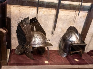 Prag, Çek Cumhuriyeti, 14 Mayıs 2024: Çek Cumhuriyeti 'ndeki Prag Şatosu' nda Altın Hat 'taki Ortaçağ dekoratif miğferleri