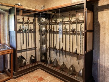 Prag, Çek Cumhuriyeti, 14 Mayıs 2024: Çek Cumhuriyeti 'ndeki Prag Kalesi' nde Altın Hat 'ta düzenlenen silah sergisinde ortaçağ zırhı ve bıçaklı silahlar