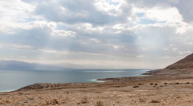 Güney İsrail 'deki Ürdün Dağları' na karşı Ölü Deniz 'in olağanüstü güzelliği