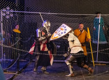 Petah Tikva, İsrail, 18 Nisan 2025: Ortaçağ şövalyeleri gibi giyinmiş dövüşçüler İsrail 'de Petah Tikva' da düzenlenen bahar şövalye festivalinde kılıçla yarışıyorlar.