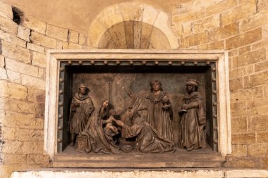 Prag, Çek Cumhuriyeti, 14 Mayıs 2024: Çek Cumhuriyeti Prag Şatosu 'ndaki Aziz Georges Bazilikası' nın ana salonundaki bir kaidede taş dini levrek yardımı duruyor