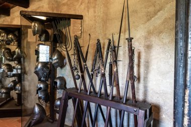 Prag, Çek Cumhuriyeti, 14 Mayıs 2024: Çek Cumhuriyeti Prag Şatosu 'ndaki Altın Hat' ta düzenlenen silah sergisinde çeşitli ortaçağ şövalye miğferleri ve silahları