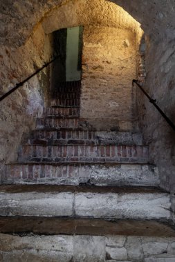 Prag, Çek Cumhuriyeti, 14 Mayıs 2024: Çek Cumhuriyeti 'ndeki Prag Kalesi' ndeki Golden Line 'daki simya laboratuvarının üst katına çıkan taş merdiven