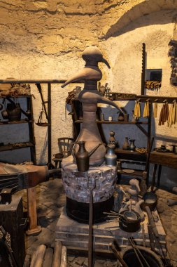 Prag, Çek Cumhuriyeti, 14 Mayıs 2024: Çek Cumhuriyeti 'ndeki Prag Kalesi' ndeki Altın Hat 'taki simya laboratuvarında birkaç ağızlı büyük bir kil çaydanlık