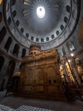 Kudüs, İsrail, 5 Ocak 2025: İsrail 'in Eski Kudüs şehrindeki Kutsal Mezar Kilisesi' nde Kutsal Kuvuklia 'nın üzerine süslemeler yapılmış kubbe