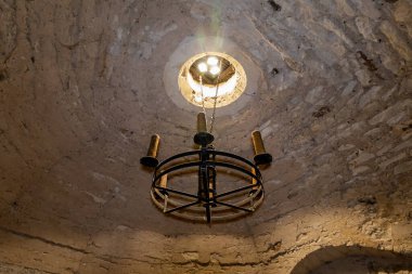 Prag, Çek Cumhuriyeti, 14 Mayıs 2024: Çek Cumhuriyeti 'nin Prag Kalesi' ndeki Altın Hat 'taki simya laboratuvarında asılı büyük demir dekoratif avize