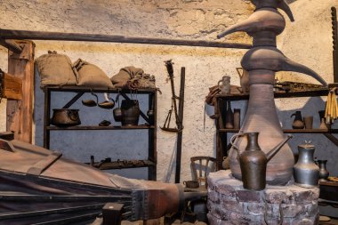 Prag, Çek Cumhuriyeti, 14 Mayıs 2024: Çeşitli bilimsel araçlar ve Çek Cumhuriyeti 'ndeki Prag Şatosu' ndaki Altın Hat 'taki simya laboratuvarındaki cihazlar