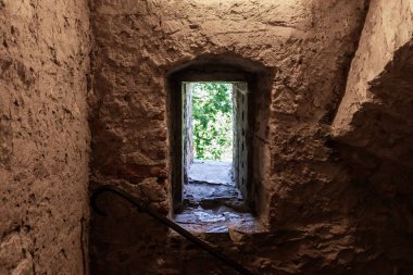 Prag, Çek Cumhuriyeti, 14 Mayıs 2024: Çek Cumhuriyeti 'ndeki Prag Kalesi' ndeki Altın Hat 'taki simya laboratuvarındaki duvar boşluğundan bakın