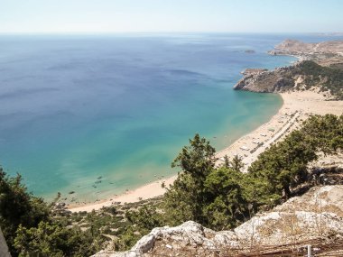 Yunanistan 'ın Rodos adasında Bakire Meryem Tsambika Kyra Psili' nin bulunduğu dağdan Akdeniz ve adaların manzarası