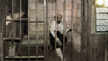 Mdina, Malta, 04 Temmuz 2013: Malta 'nın ortaçağ kentindeki Zindanlar Müzesi' nde tutuklu bulunan asil bir mahkumun heykeli