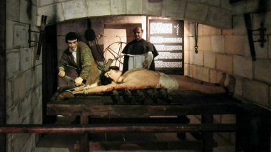 Mdina, Malta, 04 Temmuz 2013: Malta 'nın ortaçağ kentindeki Zindanlar Müzesi' nde tutuklulara işkence sahnesi