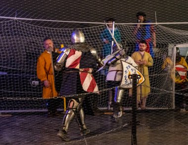 Petah Tikva, İsrail, 18 Nisan 2025: Ortaçağ şövalyeleri gibi giyinmiş dövüşçüler İsrail 'de Petah Tikva' da düzenlenen bahar şövalye festivalinde kılıçla yarışıyorlar